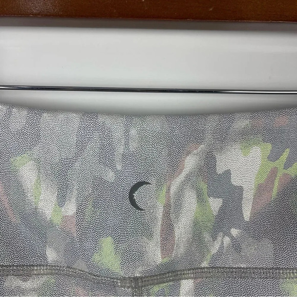 NEW ZYIA Metallic Silver Camo Pocket Light n Tight High Rise Capri Leggings 8-10 - Picture 6 of 10
